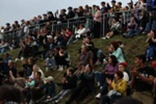 Люди на выступлении 