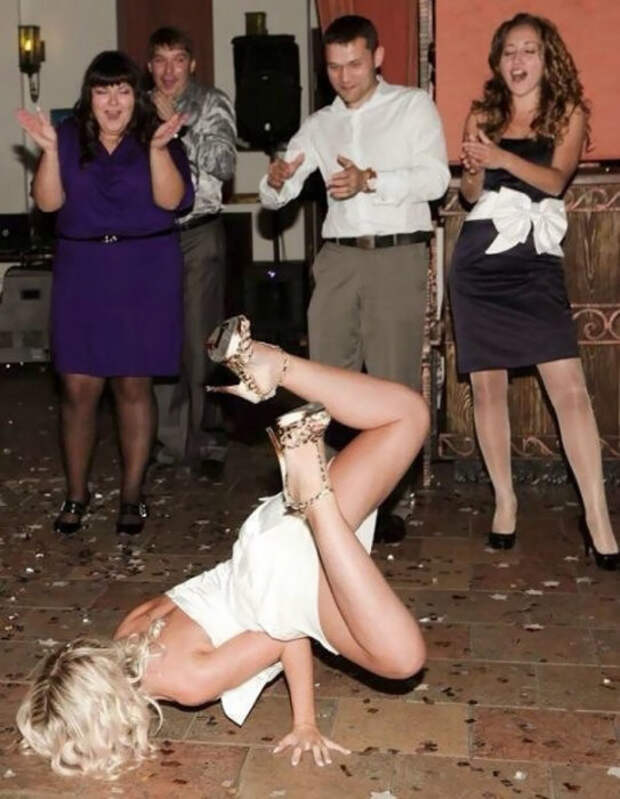 Невеста либо споткнулась, либо действительно круто танцует – с первого взгляда не понять.