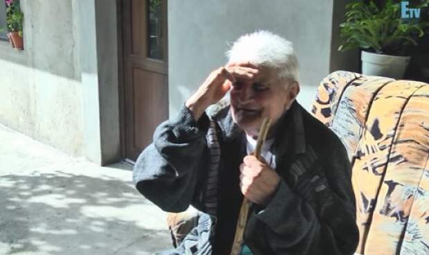 Мужчина 30 лет назад пропал без вести, а на днях его обнаружили у своего дома в той же одежде и без памяти