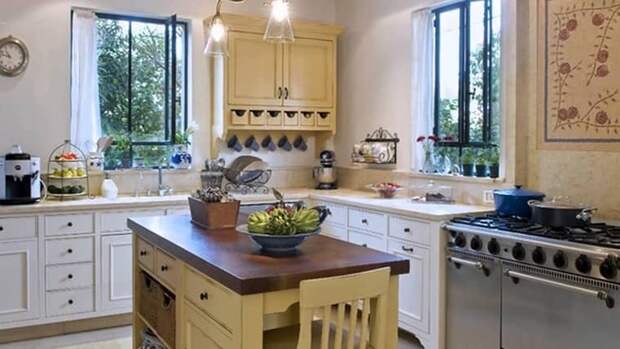 Угловая кухня с двумя окнами — выглядит визуально больше и светлее