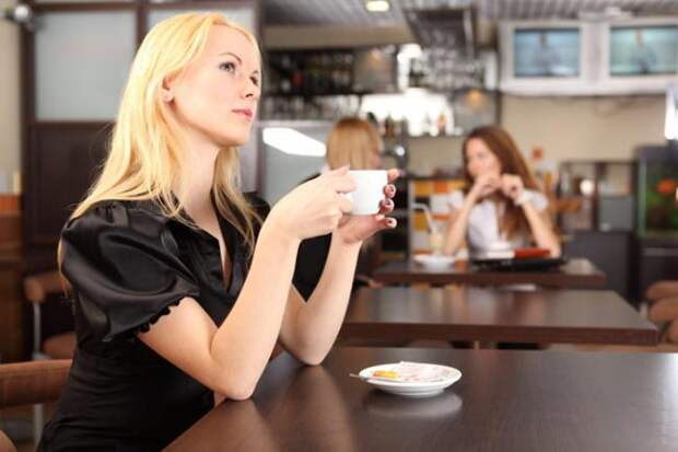 женщина сидит в кафе