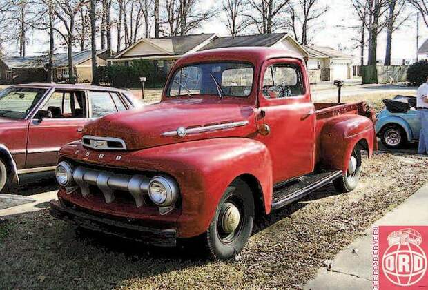 Модель F-1 от компаний Ford и Mercury . На заре 50-х годов XX века эти два автомобиля дали начало эре комфортных пикапов в стильных кузовах. А как вы догадываетесь, такая машина гораздо лучше подходила на роль транспорта на каждый день. 
