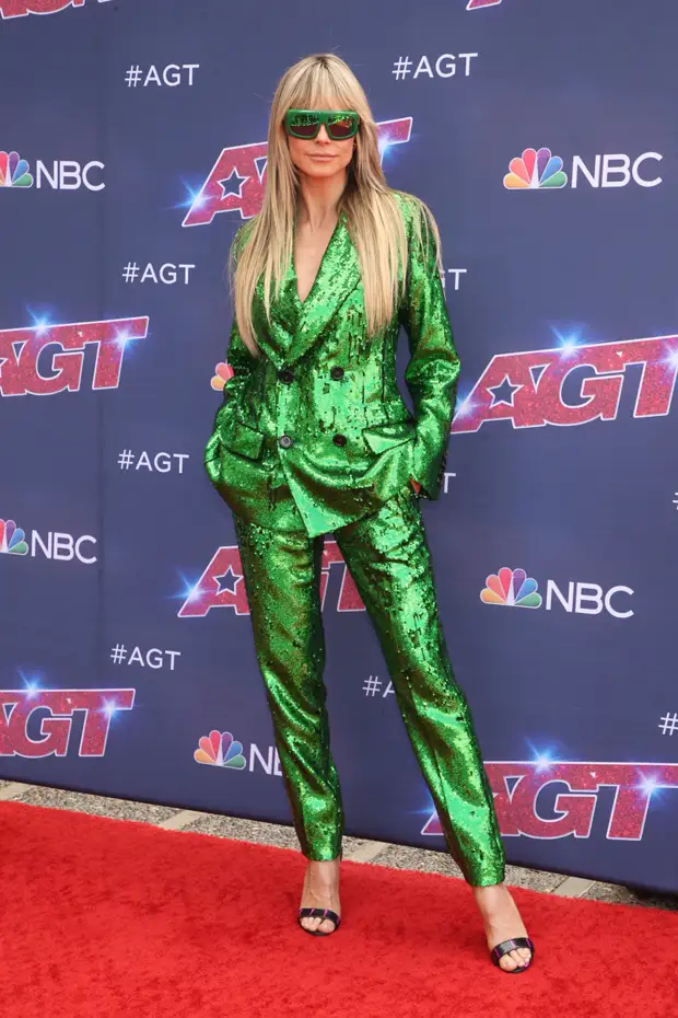 Хайди Клум вышла в свет в блестящем зеленом костюме