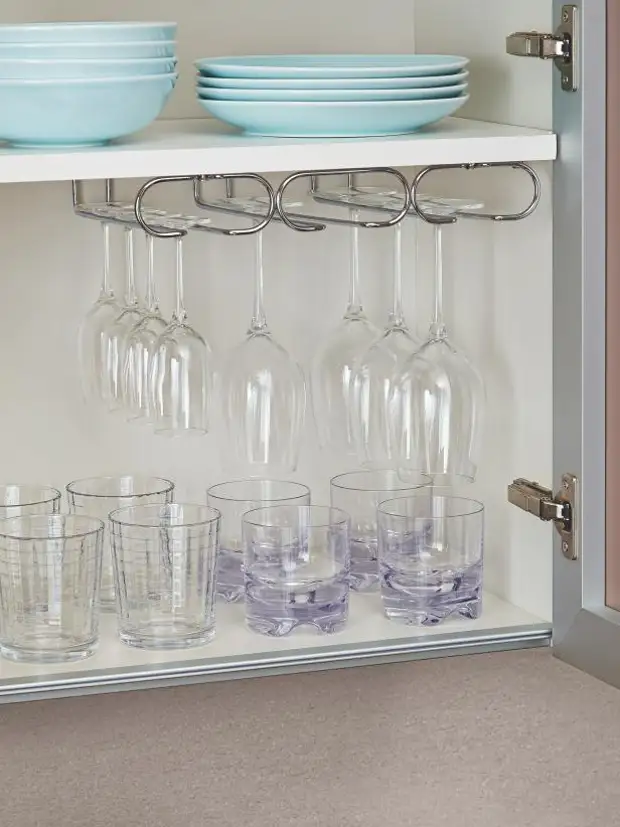 Выдвижная полка для фужеров. Хранение стаканов на кухне. Держатель для бокалов bj004 четыре секции 405х340х65 4809. Хранение фужеров в маленькой кухне. Деревянная полка для фужеров.