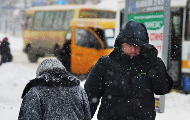 Сшибает с ног: на Москву обрушился шквалистый ветер и «стеклянный» лёд