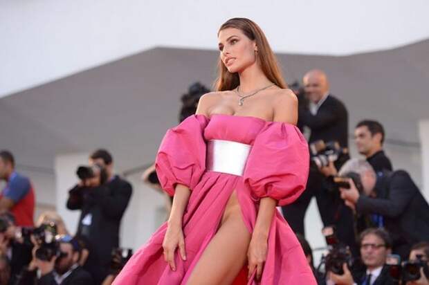 Модели Джулия Салеми и Даян Мелло шокировали гостей Венецианского кинофестиваля 2016, знаменитости, наряды, откровенные платья