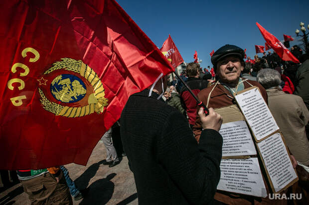 Митинг-встреча с депутатом от КПРФ Валерием Рашкиным. Москва, коммунисты, красный флаг, советский флаг, флаг ссср, флаг, кпрф, митинг, флаг советского союза