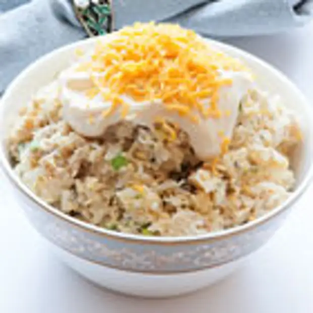 Салат с горбушей и яйцом. Блюда из консервы горбуши. Блюда из консервированной горбуши. Горбуша консервы с рисом. Салат из горбуши консервированной с рисом.