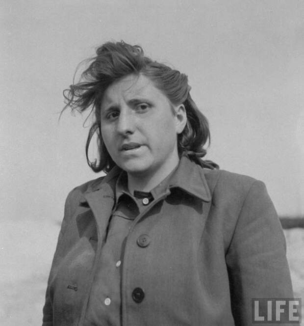 Портрет Магдалены Кессаль, 25 лет, работавшей прислугой для СС.