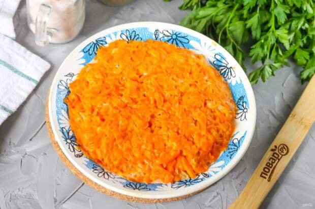 На мандарины выложите слой моркови.