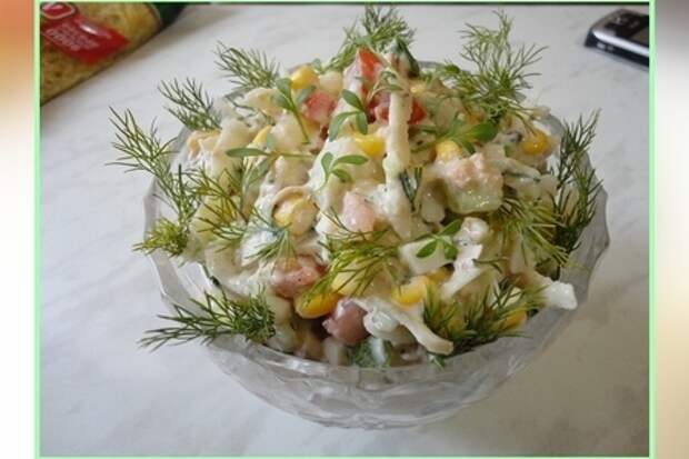 Рыбный салат с яблоком и овощами