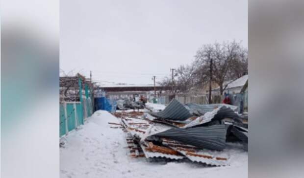 Сорванная ураганом крыша здания оставила ставропольский поселок без света