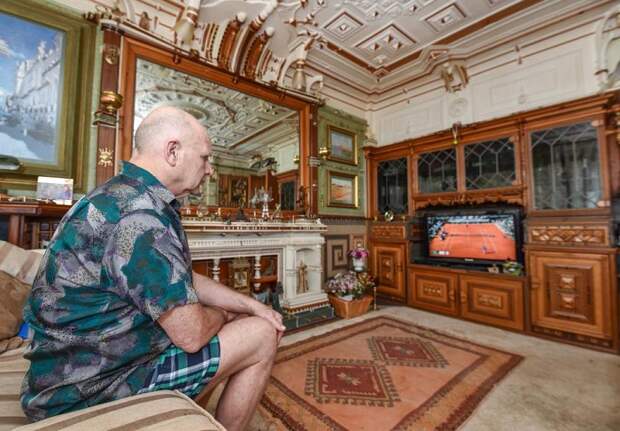Пенсионер собственноручно переделывал интерьер в своей квартире. Пенсионер собственноручно переделывал интерьер в своей квартире.