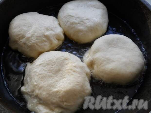 Масло подсолнечное разогреть на сковороде (масла должно быть достаточно, чтобы перемячи были им покрыты до половины). Выкладывать перемячи прямо в масло, отверстием вниз.
