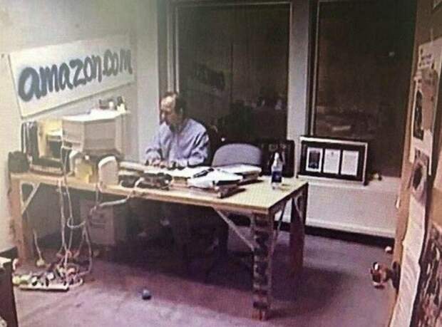 23. Самый богатый человек в мире, Джефф Безос, в своем офисе в 1999 году архивные фотографии, интересно, исторические кадры, история, познавательно, старые кадры, старые фото, факты