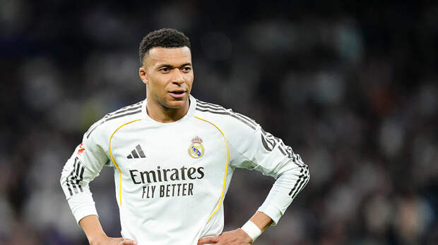 Во Франции Мбаппе обвинили во лжи: врачи действительно перепутали его колени