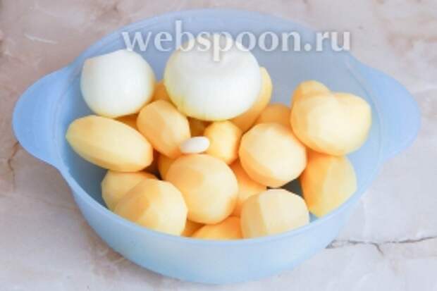 Пока жарятся грибы с луком, очистим и помоем картофель, 2 луковицы и 1 зубчик чеснока.