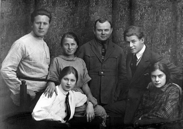 ЕСЕНИН РЯДОМ С СОФЬЕЙ ТОЛСТОЙ. А ТАКЖЕ СЕСТРАМИ КАТЕЙ И ШУРОЙ ЕСЕНИН РЯДОМ С СОФЬЕЙ ТОЛСТОЙ. А ТАКЖЕ СЕСТРАМИ КАТЕЙ И ШУРОЙ