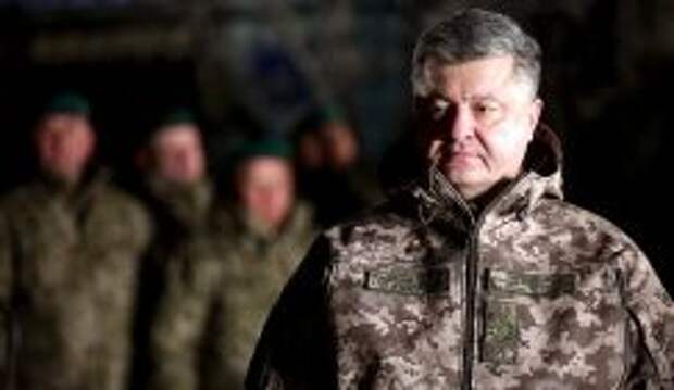 Президент Украины Петр Порошенко во время во время встречи с военнослужащими в командном пункте в районе Широкино