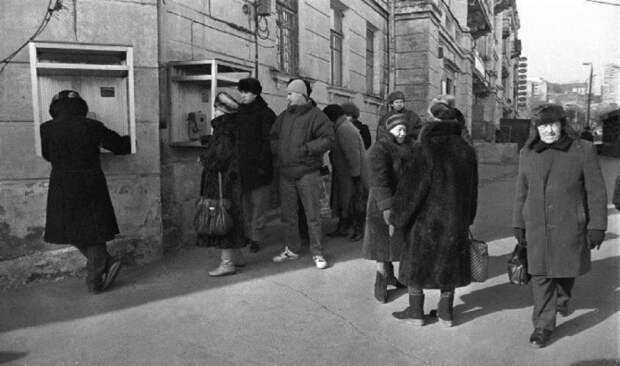 Очередь в телефонную будку. Россия, Владивосток, 1992 год.