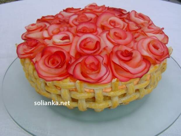 Торт украшенный розой из яблок