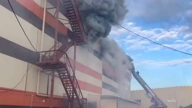 В Екатеринбурге произошел пожар на складе на площади 3,5 тыс. кв. м