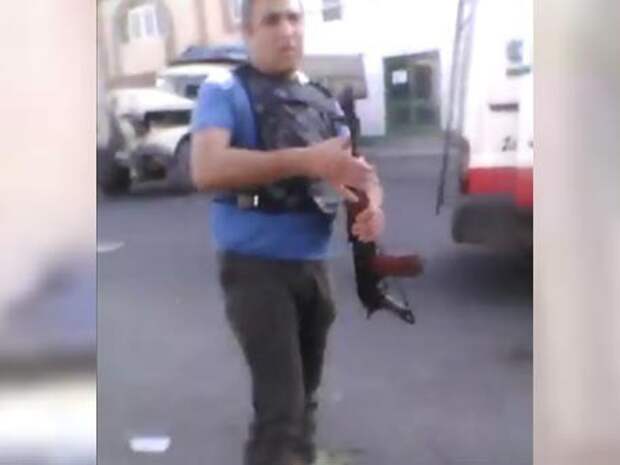 Вооруженные люди ворвались в полицию в ереване. Захват здания полиция. Картина захват Еревана.