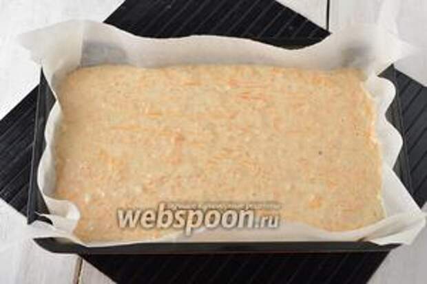 Форму (размером 20х25 сантиметров) выложить кулинарной бумагой (можно форму смазать сливочным маслом и обсыпать манной крупой). Вылить тесто в форму.