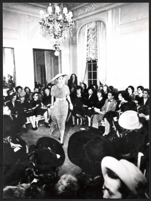 Костюм, украшенный принтом «Jungle», показ Christian Dior 1947 год