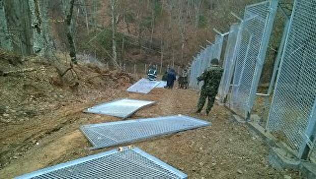 Болгарские волонтеры строят забор на границе с Турцией для защиты выборов