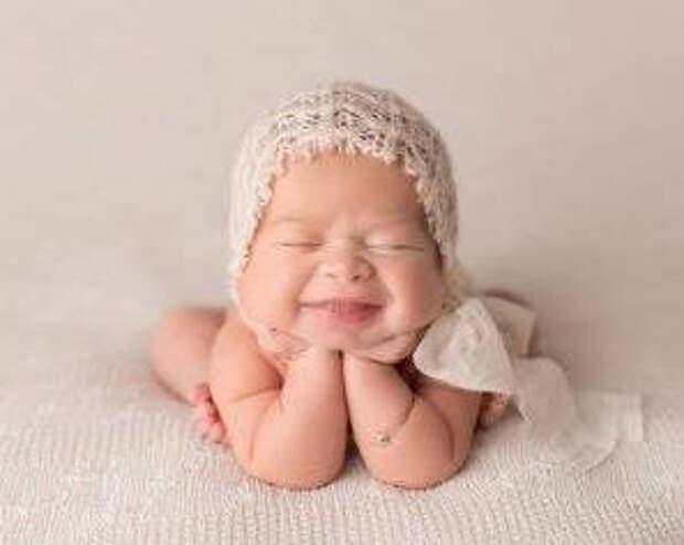 новорожденный улыбается