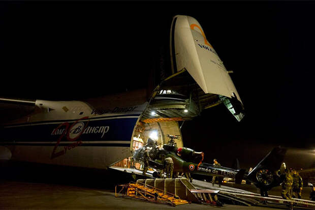Разгрузка Ан-124 в аэропорту Бамако, Мали