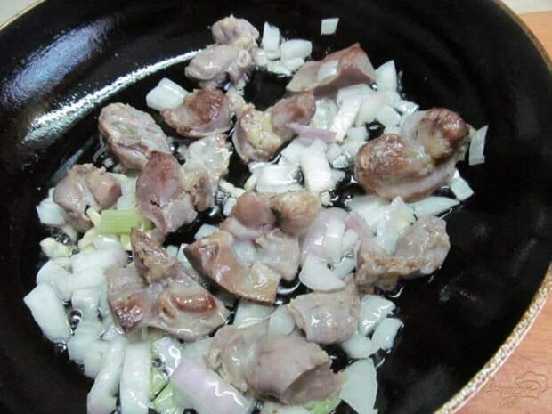 Картофель с куриными желудочками