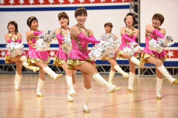 Японская группа поддержки, средний возраст участниц в которой составляет 70 лет