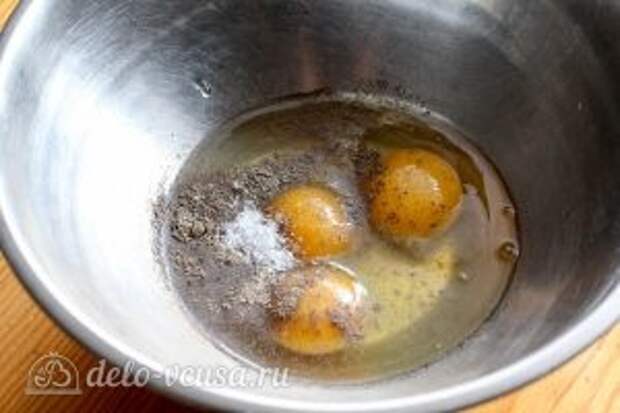 Омлет с колбасой и сыром: К яйцам добавляем соль и перец
