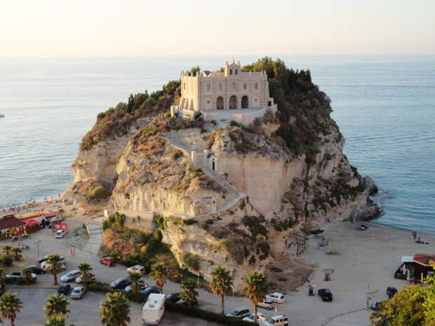 Монастырь, построенный возле пляжа Тропеа.