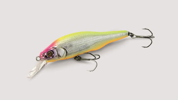 Megabass X-80 Rocket Darter (10,9 г — 80 мм). Этот воблер существует не первый год, но до недавнего времени я не уделял ему должного внимания. Поездка на мои любимые речки в Нижегородской области предполагала ловлю на глубине около 1,5–2 м. Собственно, для этого он и был приобретён. Лучшая проводка — в виде резких двойных рывков, аналогичных по ритму стуку колесной пары поезда. Сравнение необычное, но оно характеризует самую подходящую проводку. Темп рывков может быть различным: от быстрого, когда за секунду следует успевать сделать два рывка и такую же по продолжительности паузу, до медленного — чуть более секунды на пару рывков и 2-3-секундная пауза. На водоёмах со спокойной водой X-80 актуален для ловли капризной щуки на глубинах 1,5–2 м. Особенно хороши для облова этим воблером бровки с глубиной 1,5–2 м. Для небольшой реки с течением данная модель тоже окажется вполне актуальной. Возможна проводка в постоянном темпе, но лишь в случае высокой активности щуки. Воблер тонущий, поэтому после второго рывка не следует давать слабину, чтобы приманка оставалась и погружалась в горизонтальном положении, а не «солдатиком».