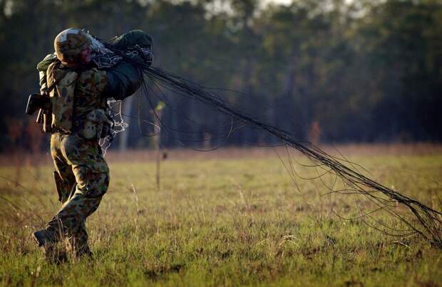 3 RAR PARACHUTE INTO SHOALWATER BAY