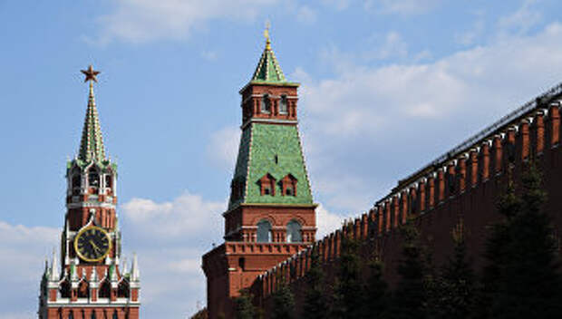 Спасская и Сенатская башни Московского Кремля. Архивное фото