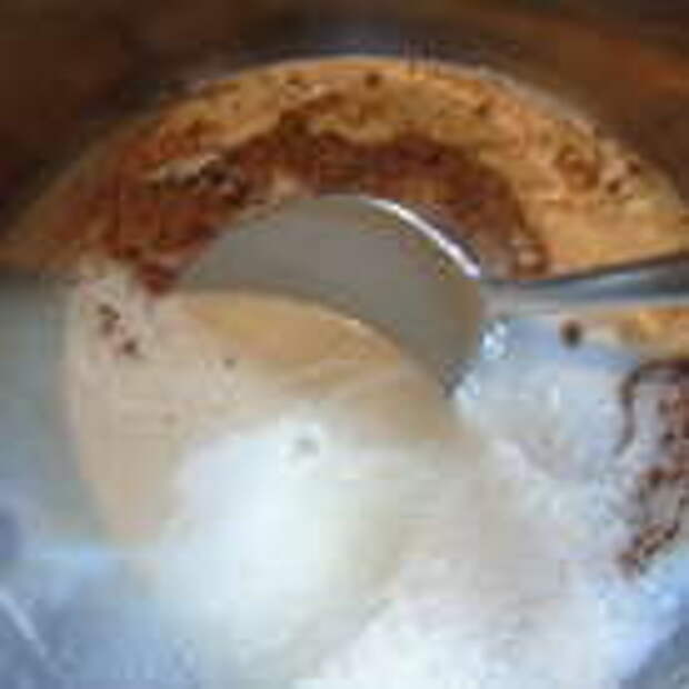 Для глазури в сотейнике смешиваем молоко, сахар и какао, ставим на маленький огонь и прогреваем, пока не растворится сахар, это почти до кипения.