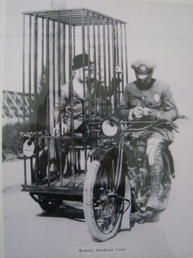 Полицейский на Харлее и мобильный карцер с заключённым (1921) история, ретро, фото, это интересно