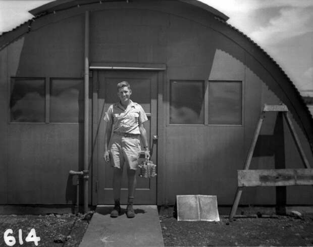 Физик Гарольд Агню несет плутоний для атомной бомбы “Толстяк”, которую сбросят на Нагасаки и которая унесет жизни примерно 74 000 человек, 1945 год. история, ретро, фото
