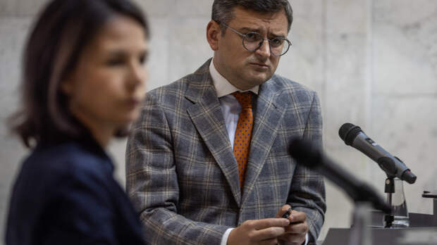 Кулеба призвал Бербок перестать ломаться: Вы всё равно дадите нам эти ракеты