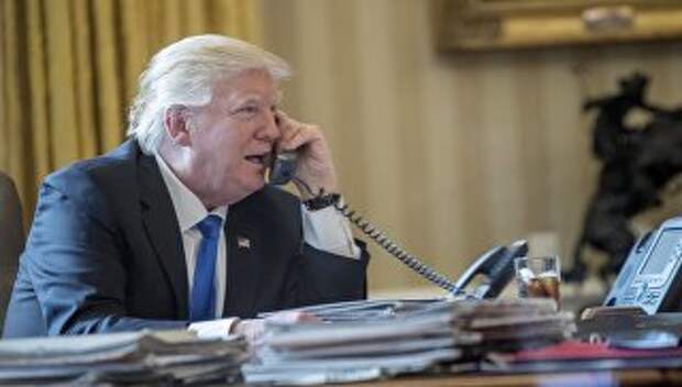 Президент США Дональд Трамп разговаривает по телефону с российским президентом Владимиром Путиным. 28 января 2017 год