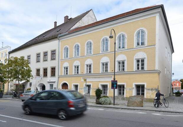 Хозяйка дома, где родился Гитлер, оспаривает конфискацию здания