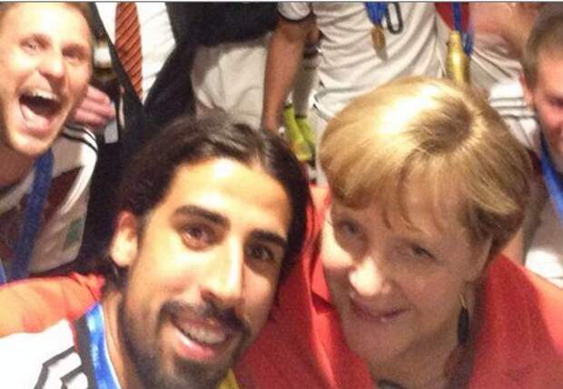 merkel-sdelala-selfi-s-futbolistami-sbornoy-germanii