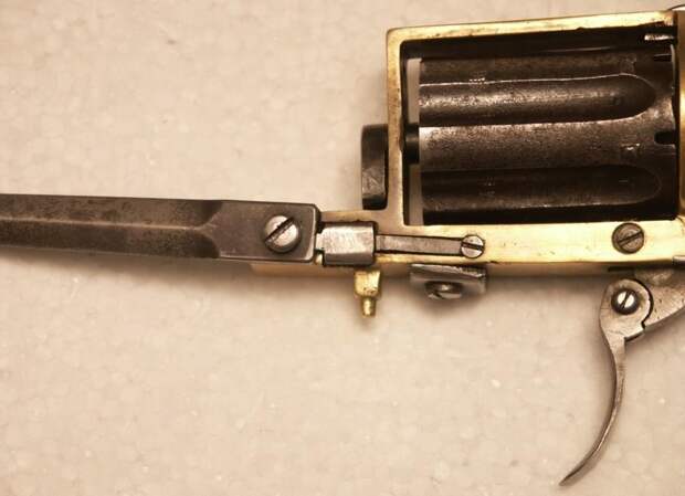 Revolver knuckle dagger (Apache)