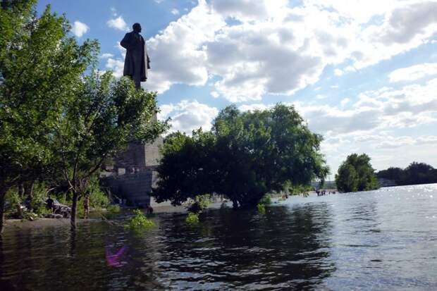 Возможно это временное явление и любимое место отдыха горожан не погрузится под воду, но затопленная нижняя терраса набережной впечатляет. волга, недозатоплен, остров, отдых