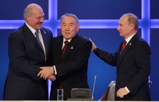 Президент Белоруссии Александр Лукашенко, президент Казахстана Нурсултан Назарбаев и президент России Владимир Путин (слева направо) после подписания соглашения о создании Евразийского экономического союза. 