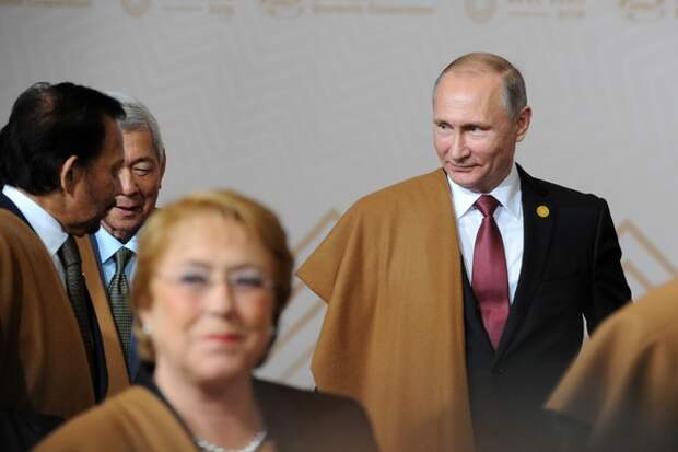Президент РФ Владимир Путин принимает участие в традиционной церемонии совместного фотографирования в национальной перуанской накидке на саммите АТЭС в Лиме